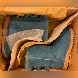 Toddler Ugg Bailey boot in teal. Size 9